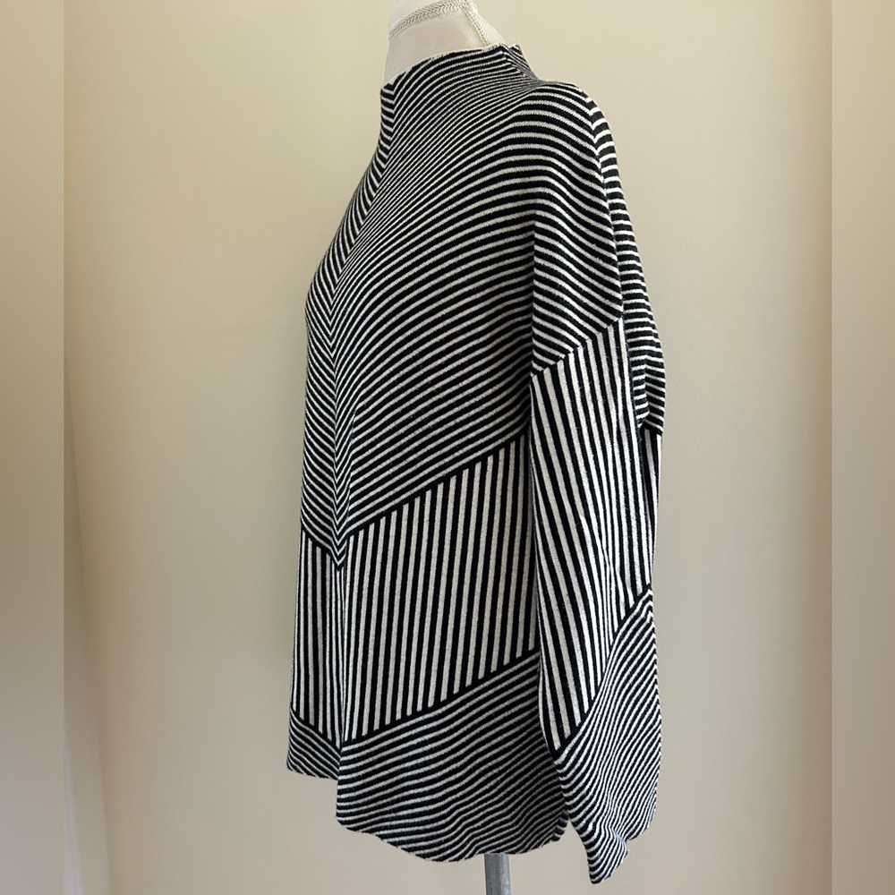 Pretty Black/White Sweater - Picture 5 of 6